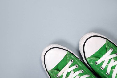 Magdalinovka, Ukrayna - 21 Mayıs 2022. Gri arka planda Tüm Yıldızların Yeşil Spor Ayakkabılarını Converse