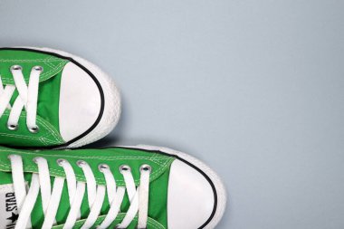 Magdalinovka, Ukrayna - 21 Mayıs 2022. Converse All Star spor ayakkabıları gri arka planda, üst görünümde