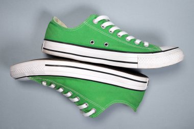 Magdalinovka, Ukrayna - 21 Mayıs 2022. Gri arka planda şık Converse All Star spor ayakkabıları