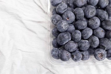 Plastik bir kapta olgun yaban mersini