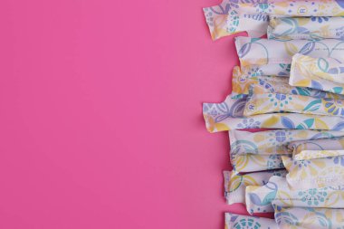 Magdalinovka, Ukrayna - 2 Haziran 2023. Pembe arka planda tampon ambalajı.