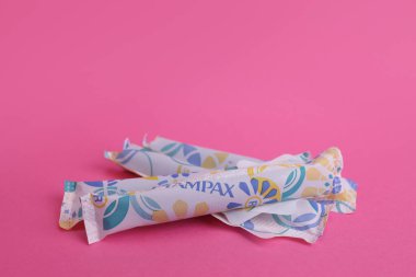 Magdalinovka, Ukrayna - 2 Haziran 2023. Pembe arka planda tampon ambalajı.