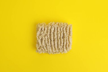 Sarı arka planda kurutulmuş hazır makarna.