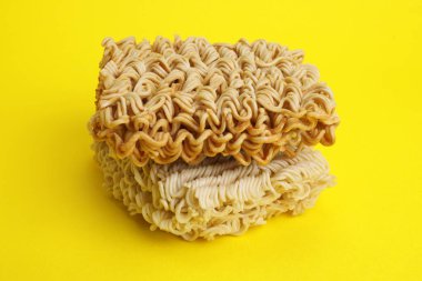 Sarı arka planda kurutulmuş hazır makarna.