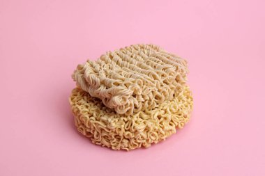 Pembe arka planda kuru pişmemiş hazır şehriye.