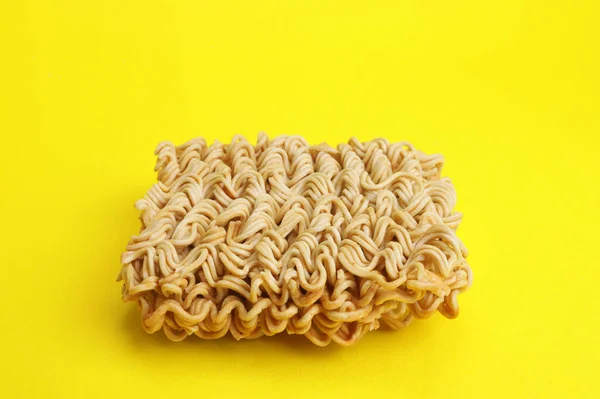 Ξηρά Στιγμιαία Noodles Vermicelli Κίτρινο Φόντο — Φωτογραφία Αρχείου