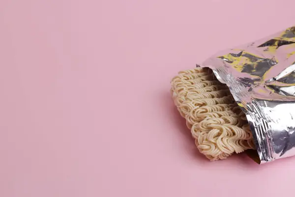 Fideos Instantáneos Envueltos Vermicelli Sobre Fondo Rosa — Foto de Stock