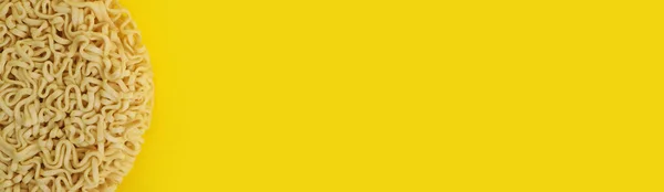 黄色の背景に乾燥インスタントラーメンVermicelli — ストック写真