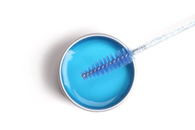 Tamir için balmumu, demir kavanozda şekillendirilmiş kaşlar ve beyaza izole edilmiş fırça.