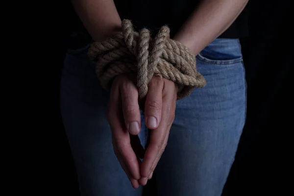 Mulher Mãos Atadas Com Corda Conceito Violência Direitos Mulher — Fotografia de Stock