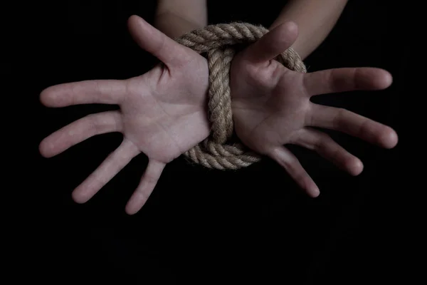Mãos Mulher Amarradas Com Corda Fundo Preto Conceito Violência Doméstica — Fotografia de Stock