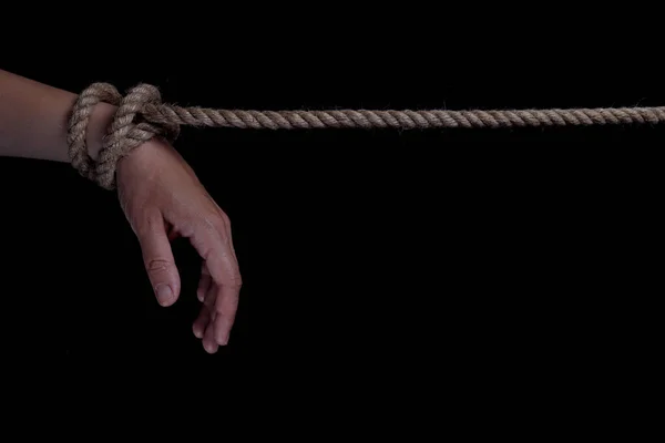 黒い背景にロープで手を結ぶ テキストのコピースペース ストックフォト
