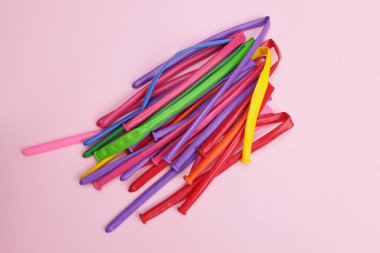 Pembe arka planda lateks renkli balonlar
