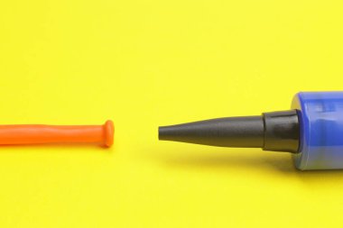 Sarı arka planda hava pompası ve balon