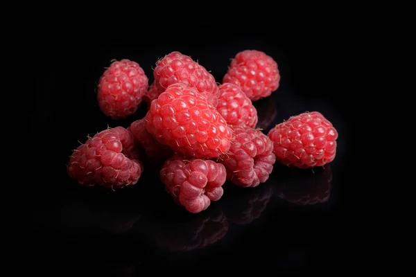 Raspberry Segar Matang Latar Belakang Hitam — Stok Foto