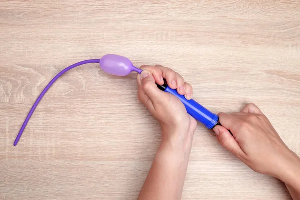 Hands Holding Air Pump Inflate Balloon Making Crafts Toys — Stock Photo, Image