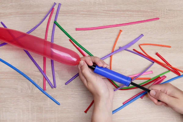 Mãos Segurando Uma Bomba Inflar Balão Para Fazer Artesanato Brinquedos — Fotografia de Stock