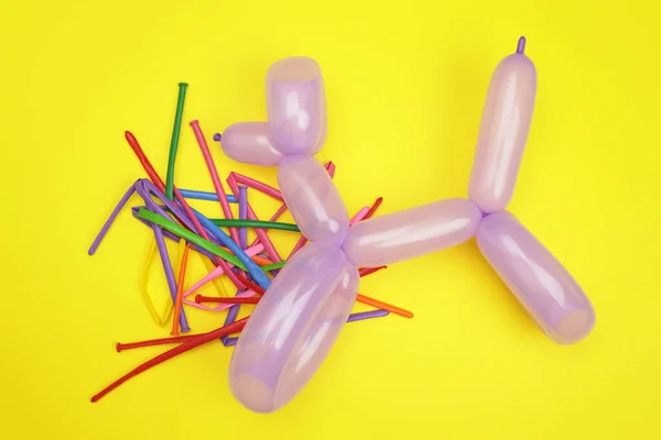 黄色背景的气球上的玩具狗 儿童节的概念 — 图库照片