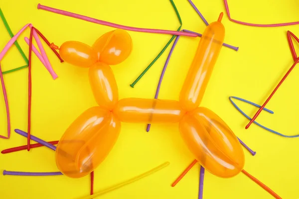 Іграшковий Собака Повітряної Кулі Жовтому Фоні Концепція Дитячих Свят — стокове фото