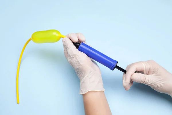 Hands Holding Air Pump Inflate Balloon Making Crafts Toys — Stock Photo, Image