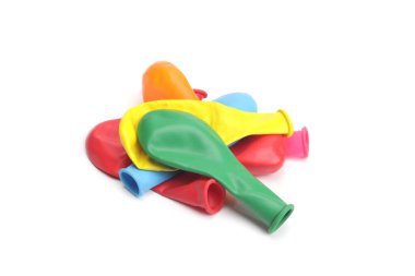 Beyaz arkaplanda birden fazla renkli şişmemiş balon izole edildi