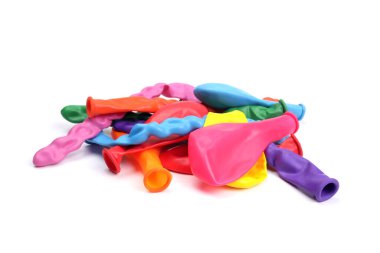 Beyazlar üzerinde izole edilmiş renkli şişmemiş balonlar, çocukların parti konsepti