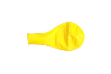 Havaya uçurulmamış sarı şekilli balon beyaza izole edilmiş