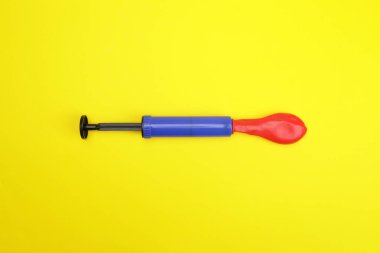 Sarı arka planda balonlu hava pompası