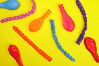 Sarı arkaplandaki renkli balonların dokusu