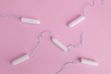 Pembe arka planda hijyenik kadın tamponu