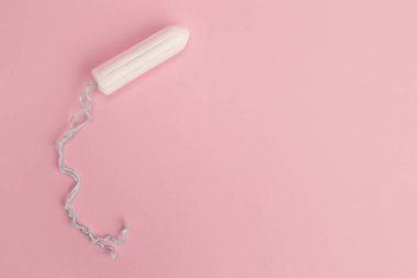 Pembe arka planda hijyenik kadın tamponu, kişisel bakım ürünleri
