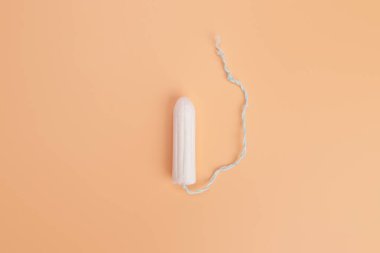 Hafif arka planda hijyenik tampon. Kritik günlerin hijyen anlayışı.