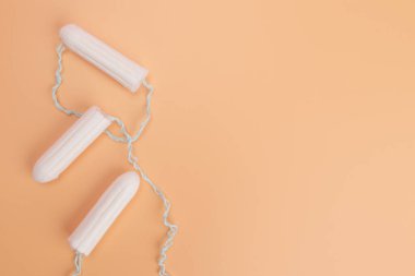 Hafif arka planda hijyenik tamponlar. Kritik günlerin kişisel hijyen kavramı.