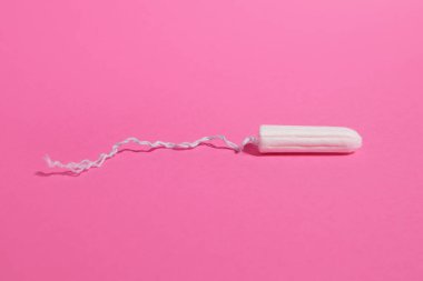 Pembe arka planda hijyenik kadın tamponu, kişisel bakım ürünleri