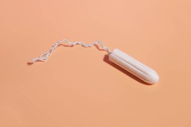 Hafif arka planda hijyenik tampon. Kritik günlerin hijyen anlayışı.