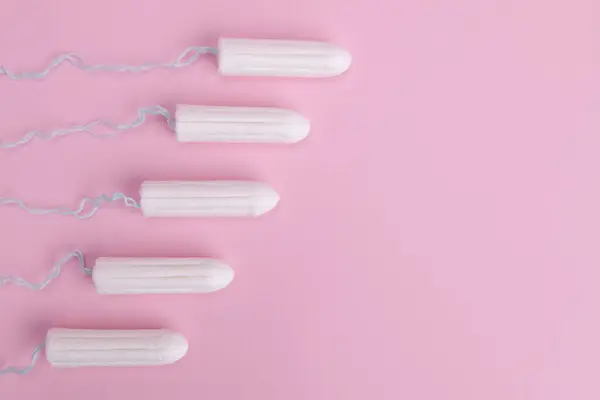 Hygiënische Vrouwelijke Tampon Een Roze Achtergrond — Stockfoto