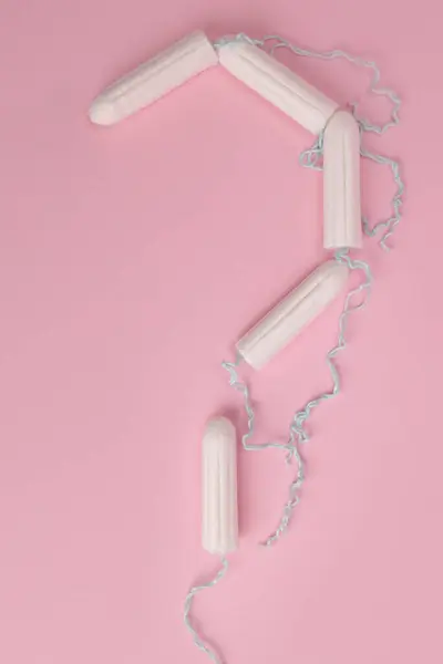 Vraagteken Gemaakt Van Hygiënische Tampons Een Roze Achtergrond Verticale Oriëntatie — Stockfoto