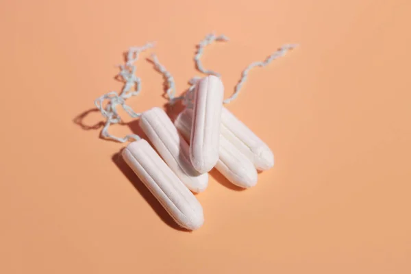 Hygiënische Tampons Een Lichte Achtergrond Het Concept Van Vrouwelijke Verzorging — Stockfoto