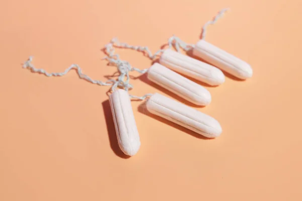 Hygiënische Tampons Een Lichte Achtergrond Het Concept Van Vrouwelijke Verzorging — Stockfoto