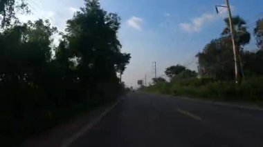 Zaman aşımlı bakış açısı olan araba, ulaşım konsepti için yolda ilerliyor. Kırsal otoyoldaki POV trafiği hızlı ilerliyor