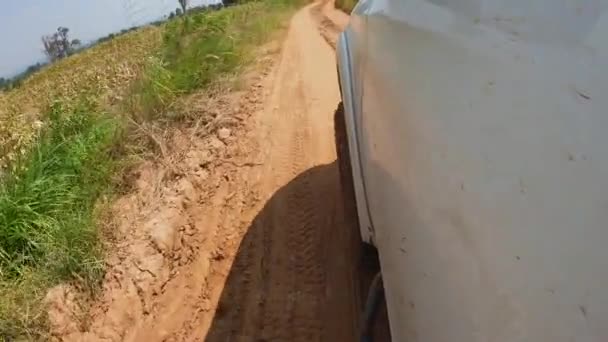 4X4 Road Pikap Tekerlekleri Toprak Bir Yolda Çalışıyor Kirli Yolda — Stok video