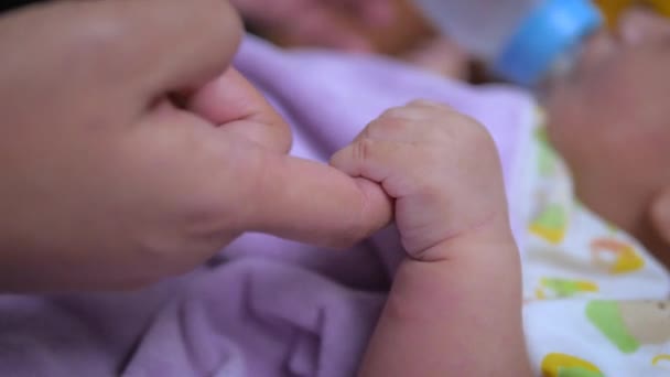 Hand Kvinna Leker Med Hand Nyfödda Barn Välj Fokus Grunt — Stockvideo