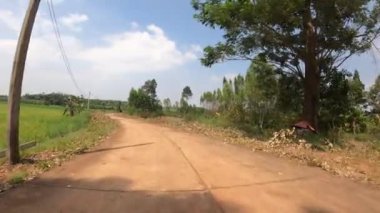 View 4x4 off road toprak bir yolda koşuyor. Kirli yolda çamurlu, ıslak ve kuru çamurla hareket eden off-road kamyon tekerlekleri. Bakış açısına göre 4WD kamyon lastiği taşrada seyahat ediyor.