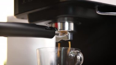 Kahve makinesi sıcak espresso yapıyor. Sade kahve çıkarma makinesi hazırlanıyor.
