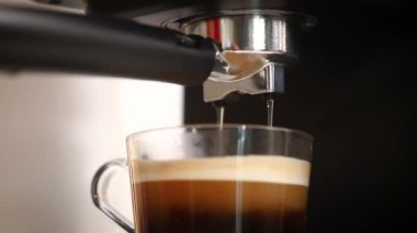 Kahve makinesi sıcak espresso yapıyor. Sade kahve çıkarma makinesi hazırlanıyor.