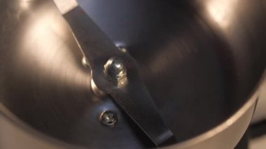 Kahve makinesi sıcak espresso yapıyor. Sade kahve çıkarma makinesi hazırlanıyor.