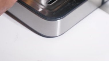 Kahvecinin eli beyaz masanın üstünde espresso hazırlıyor.