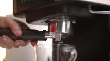 Kahve makinesi sıcak espresso yapıyor. Sade kahve çıkarma makinesi hazırlanıyor.