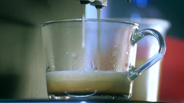 Kahvecinin Eli Beyaz Masanın Üstünde Espresso Hazırlıyor — Stok video