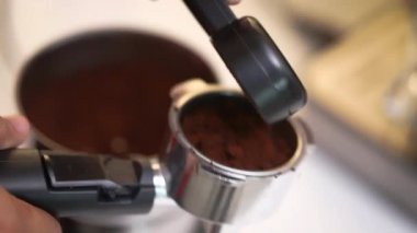 Kahve makinesi sıcak espresso yapıyor. Sade kahve çıkarma makinesi hazırlanıyor.